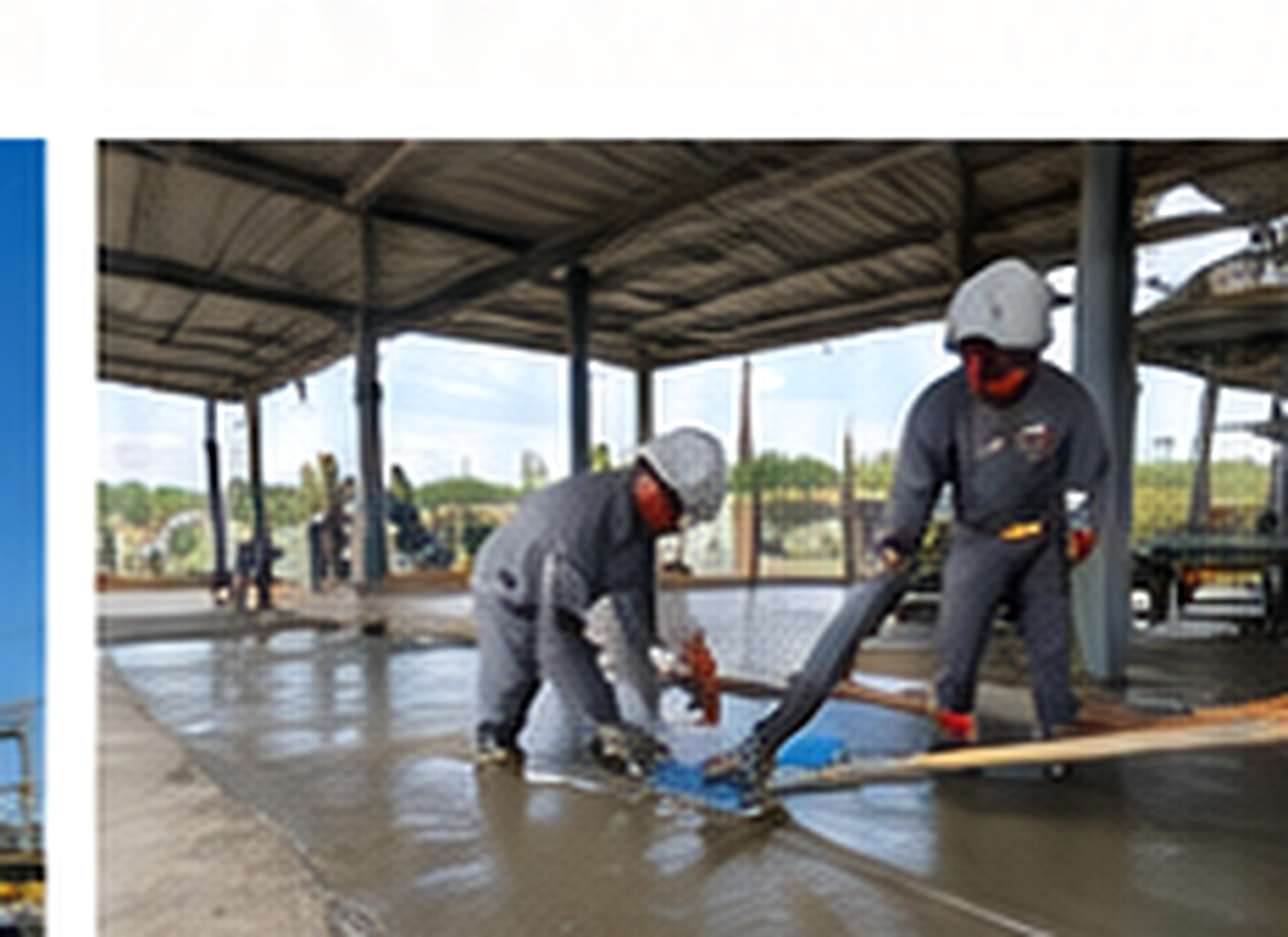 Equipe executando adequação em infraestrutura industrial